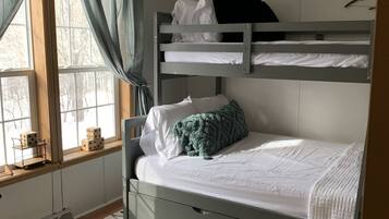 4 bedrooms, iron/ironing board, free WiFi, bed sheets