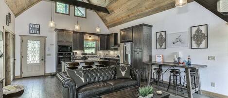 Televisión de pantalla plana, chimenea y reproductor de DVD