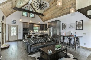 Flat-screen TV, fireplace, DVD player - Trapper View Lodge - Mountain Views, Hot Tub - (Ellijay)