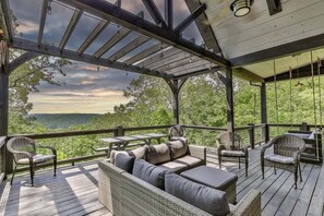 Outdoor dining - Trapper View Lodge - Mountain Views, Hot Tub - (Ellijay)