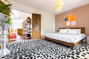 1 habitación, escritorio y tabla de planchar con plancha 