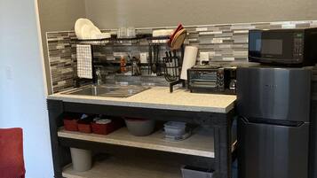 Réfrigérateur, micro-ondes, cafetiÚre/bouilloire