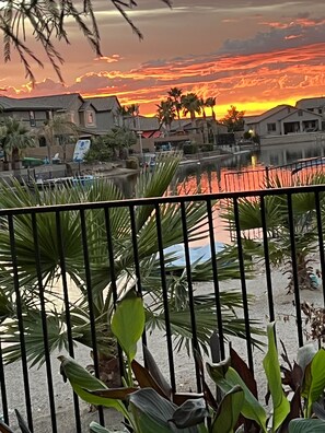 Un quartiere residenziale con case, una piscina e un tramonto.