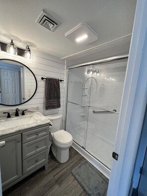 Combined shower/bathtub, hair dryer, towels, toilet paper - Beautiful Smoky Mountain Views! 2 bedroom/2 bath condo, sleeps 5, indoor pool (Gatlinburg)