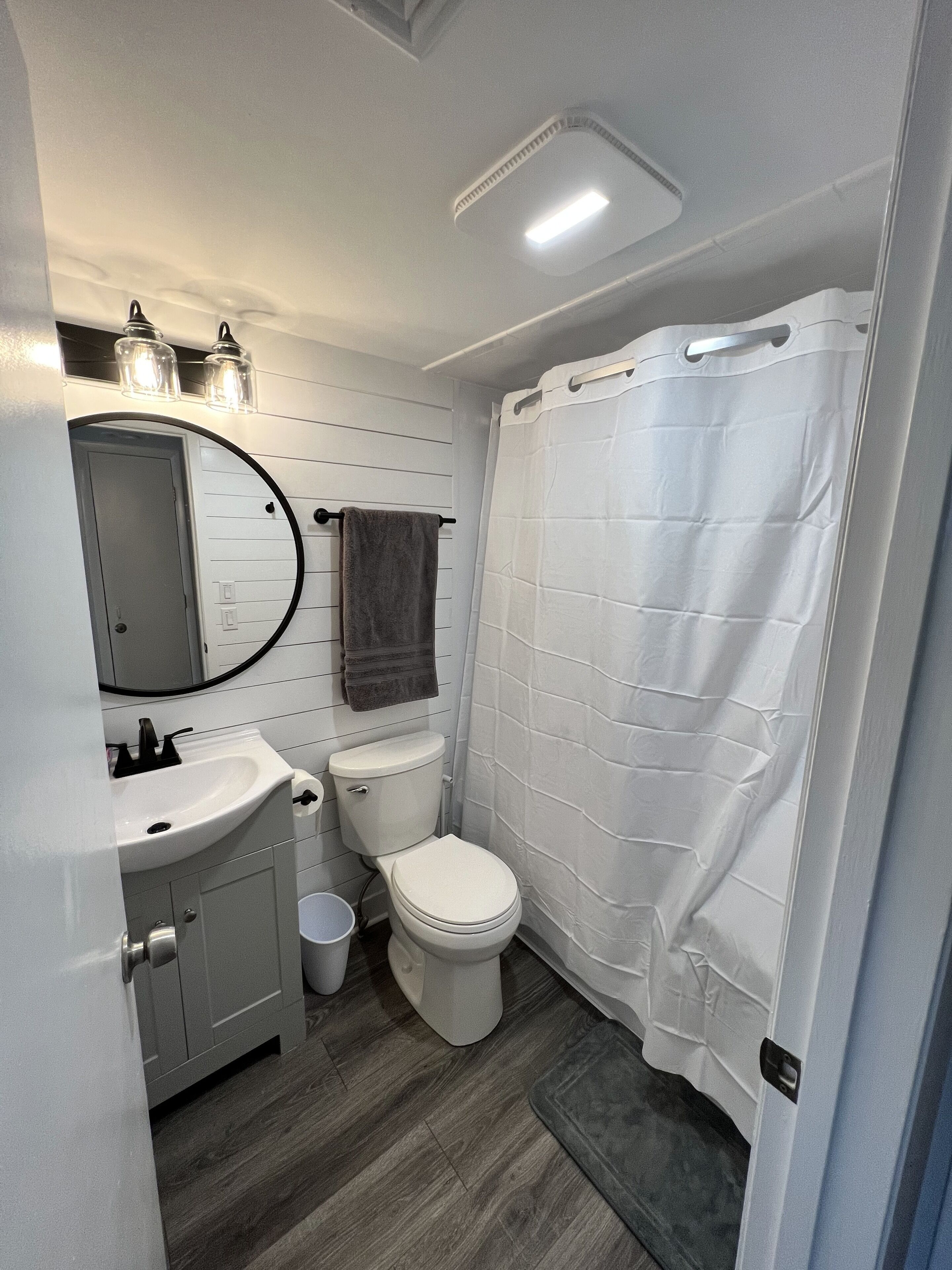 Hallway bathroom with tub/shower combo