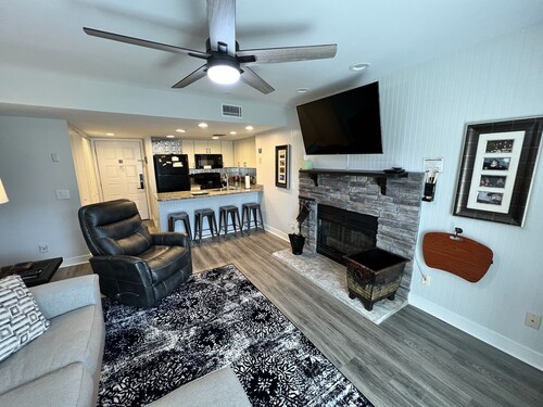 Beautiful Smoky Mountain Views! 2 bedroom/2 bath condo, sleeps 5, indoor pool