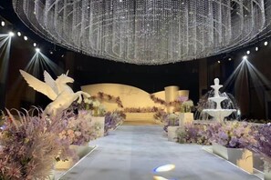 An indoor venue with a central pathway, decorative plants, a white sculpture, and a fountain. - Rightway Xiyue Hotel (Chengdu)
