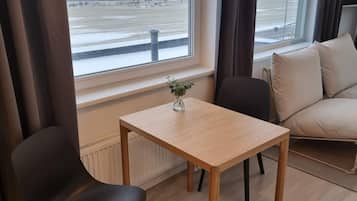 Apartment, 1 Queen Bed | Living room