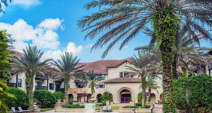1st floor King Suite w/kitchenette-Pool-Hot tub-near historic district