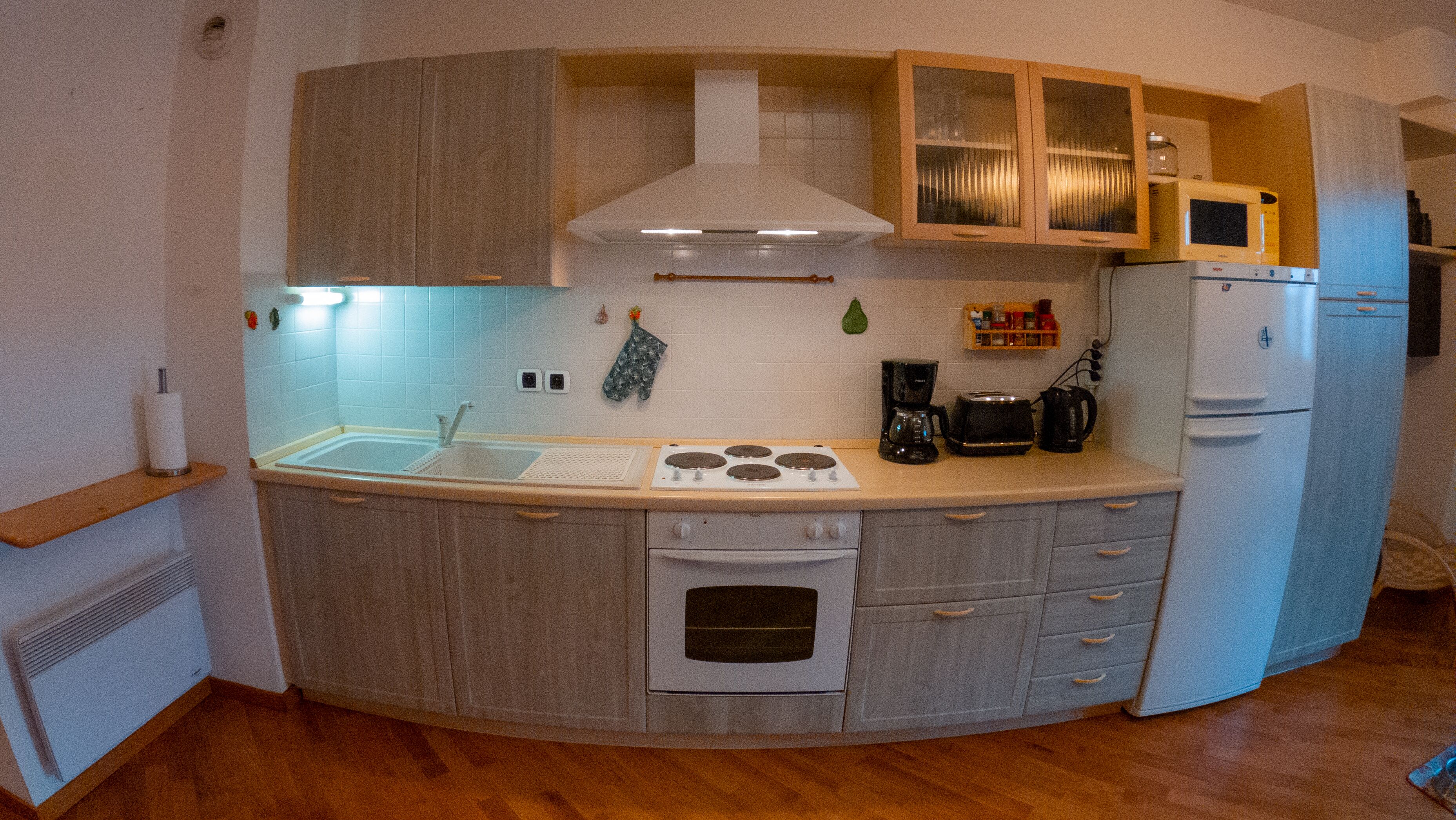 Réfrigérateur, micro-ondes, four, plaque de cuisson