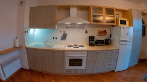 Geladeira, micro-ondas, fogão, cooktop