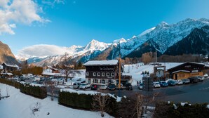 Une ville de montagne enneigée, où l’on remarque un grand bâtiment abritant une brasserie-restaurant appelé « Le Solerrey ».