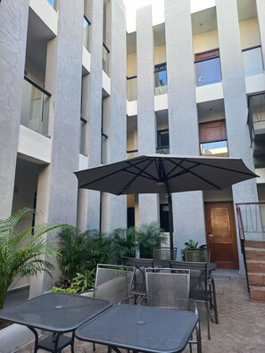 Outdoor dining - Habitaciones cómodas, modernas y limpias en Paseo de Montejo. (MERIDA MERIDA)