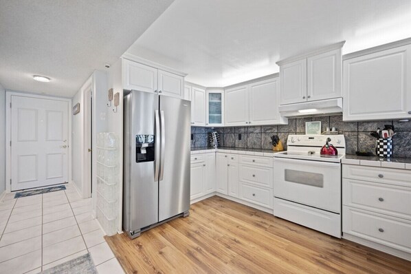 Refrigerador, microondas, horno, placa de cocina