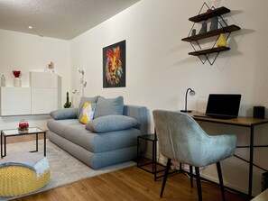 Smart TV, books - LaMiaCasa Design Apartment mit Highspeed Internet (Renningen)