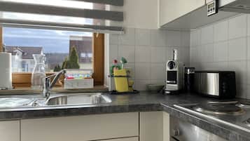 Kühlschrank, Ofen, Herdplatte, Wasserkocher mit Kaffee-/Teezubehör