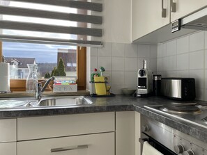 Kühlschrank, Ofen, Herdplatte, Wasserkocher mit Kaffee-/Teezubehör