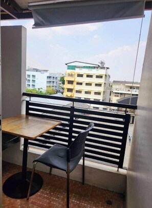 Outdoor dining - Happio Place (Bangkok)