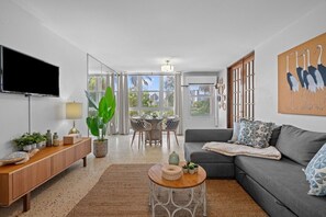 TV - Waterfront  Best location  Walk to eat Modern (San Juan)