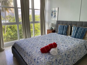 2 habitaciones, escritorio y tabla de planchar con plancha 