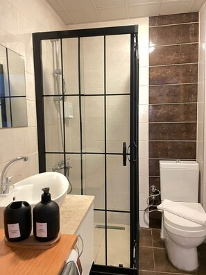 Standardzimmer | Badezimmer | Dusche, Haartrockner, Hausschuhe, Handtücher