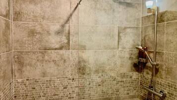 Een bad/douchecombinatie