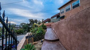 Property grounds - Cozy 3BR Renovated Home with Scenic Views! Near Downtown/Airport/Gaslamp Quarter (San Diego)