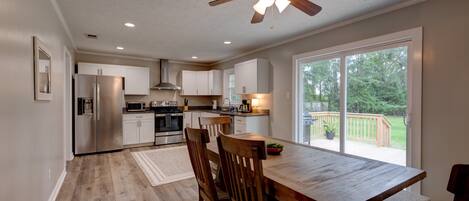 Refrigerador, microondas, horno, placa de cocina