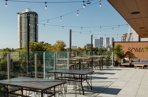 2 restaurants, breakfast, lunch, dinner served; American cuisine 