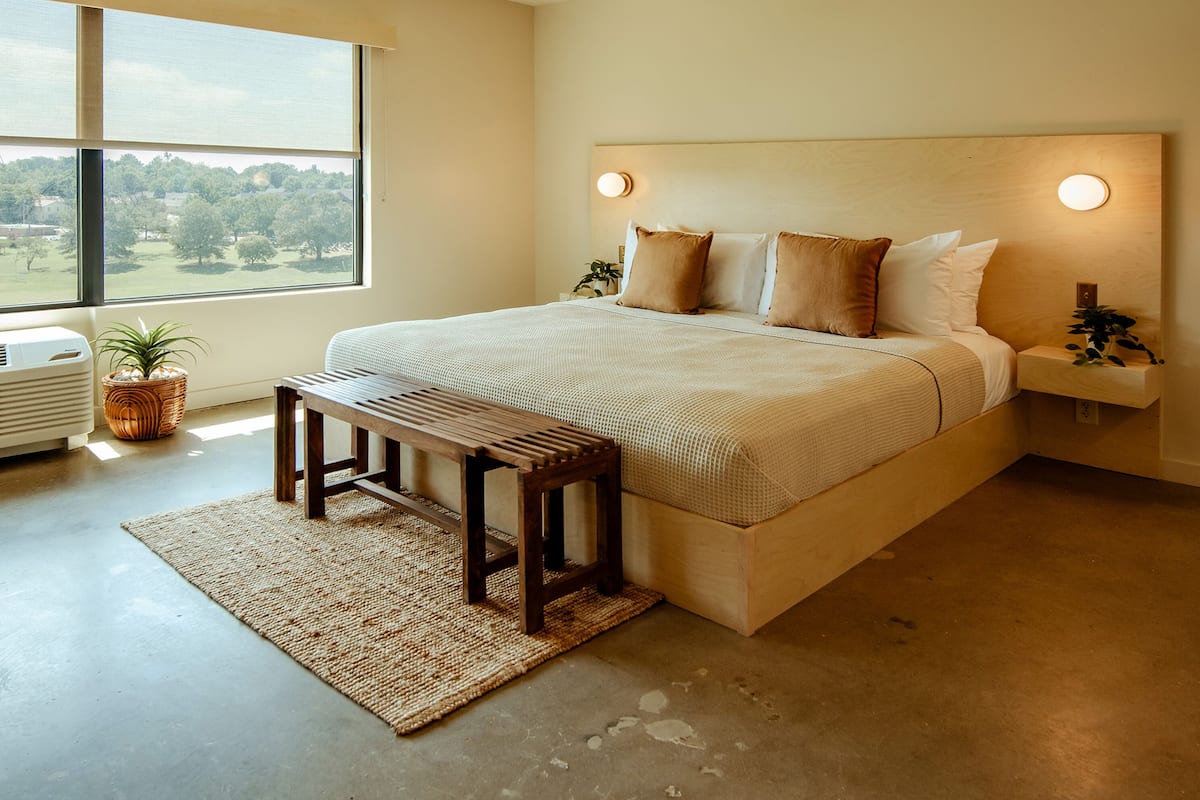 Stonebreaker | Premium bedding, in-room safe, desk, laptop workspace