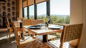 2 restaurantes; se sirven desayunos, almuerzos y cocina americana