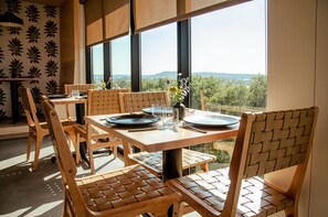 2 restaurants, breakfast, lunch, dinner served; American cuisine - Brut Hotel (Tulsa)