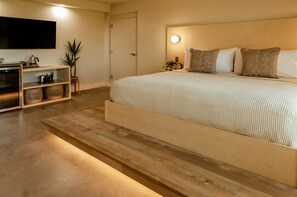 Daydreamer | Premium bedding, in-room safe, desk, laptop workspace - Brut Hotel (Tulsa)