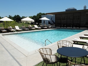 Una piscina al aire libre