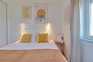 2 habitaciones, tabla de planchar con plancha, cuna de viaje y wifi