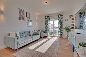 TV, books - Sea Salt, Sagres Apartment (Sagres)