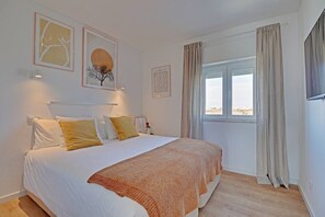 2 bedrooms, iron/ironing board, travel cot, WiFi - Sea Salt, Sagres Apartment (Sagres)