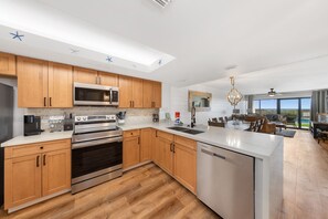 Refrigerador, microondas, horno, placa de cocina