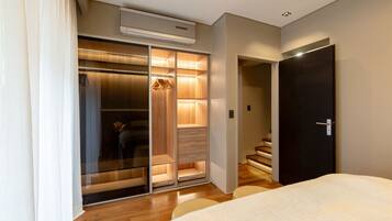 4 bedrooms, desk, iron/ironing board, free WiFi