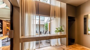 Un intérieur moderne avec une grande fenêtre, un banc intégré et une plante en pot.