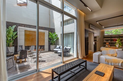 Modern Luxury Home Perfect for Couples & Families - Safe and Quiet Neighborhood