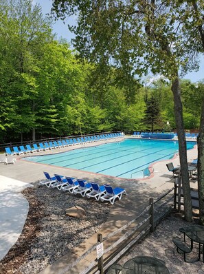 Innendørsbasseng og utendørsbasseng