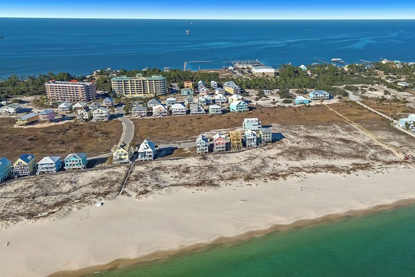 Beach nearby, sun loungers, beach towels