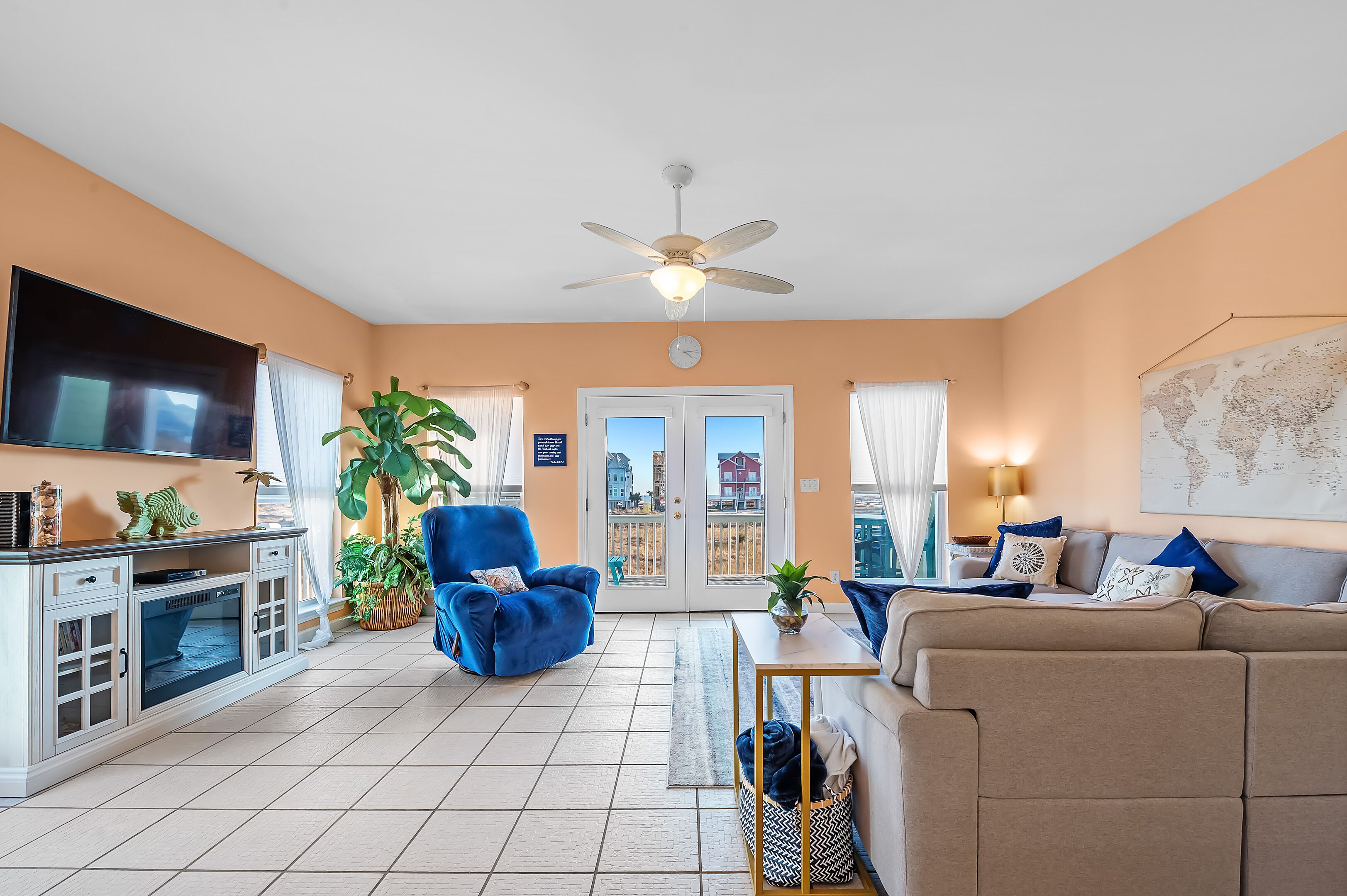 スマートテレビ、暖炉、DVD プレーヤー、書庫