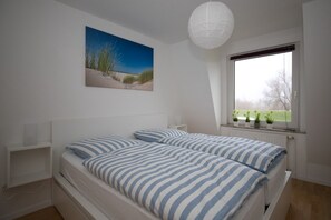 2 habitaciones, escritorio y tabla de planchar con plancha 