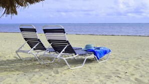 Plage, chaises longues, serviettes de plage