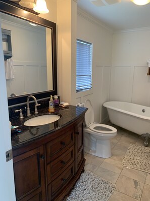 Badewanne, Handtücher, Seife, Toilettenpapier