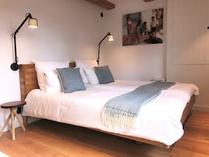 2 habitaciones, escritorio y tabla de planchar con plancha 