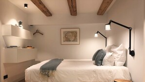 2 soverom, skrivebord, strykejern/-brett og reiseseng for barn