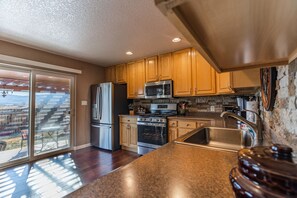 Fridge, microwave, oven, stovetop - Beautiful Warm and Spacious Home, 3bed/2 full bath (Cañon City)